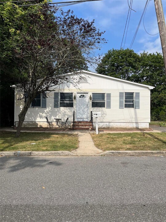 312 Washington Ave in Saint James, NY - Building Photo