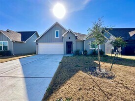 331 N Richland Dr in Lockhart, TX - Building Photo