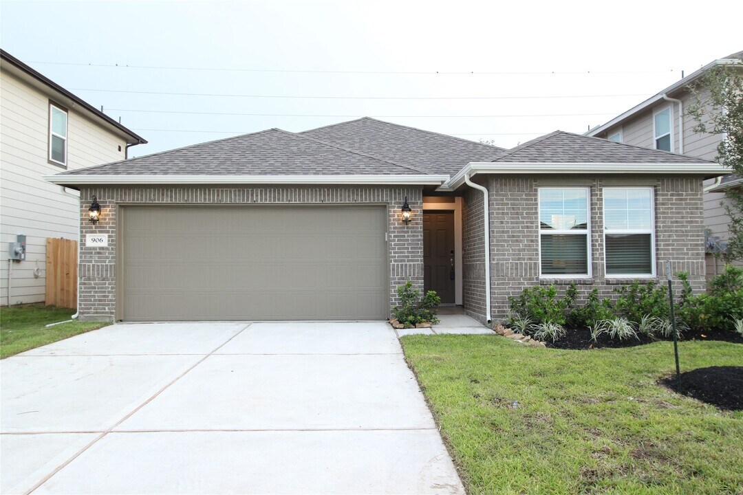 906 Pismo Ln in Arcola, TX - Building Photo