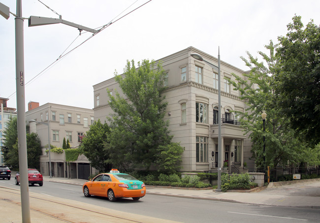 260 Russell Hill Rd in Toronto, ON - Building Photo - Primary Photo