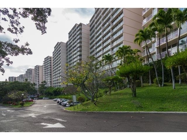 Makaha Valley Towers in Waianae, HI - Building Photo