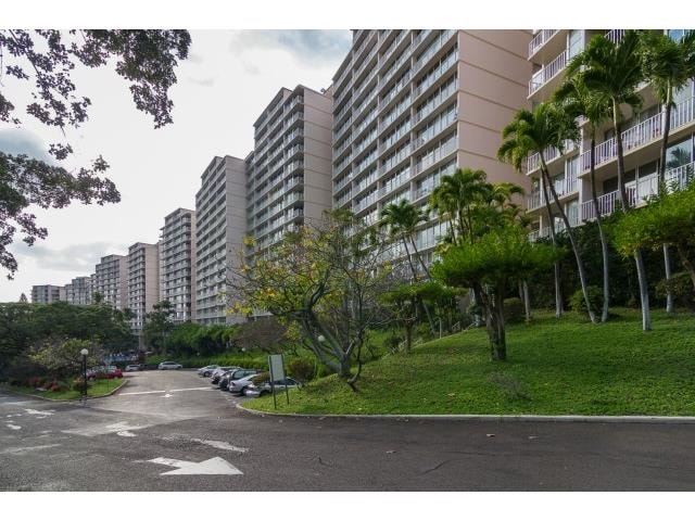 Makaha Valley Towers in Waianae, HI - Foto de edificio