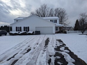 13 Erie Ct in Waterford, NY - Building Photo - Building Photo
