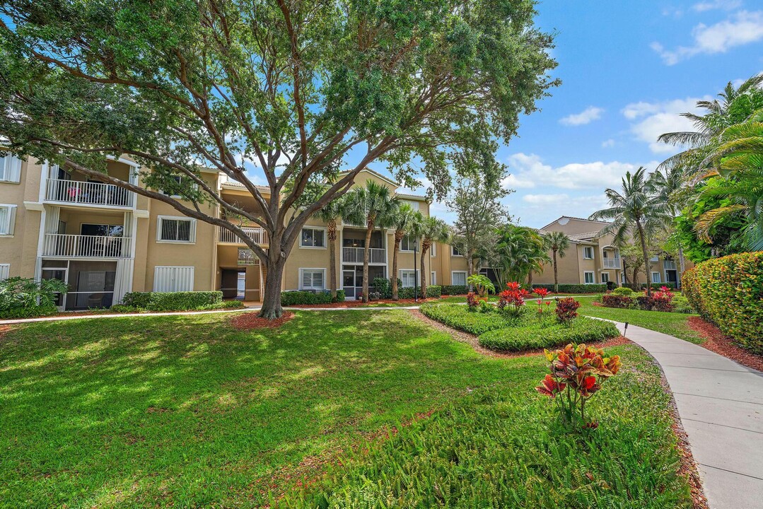 242 Village Blvd in Tequesta, FL - Building Photo