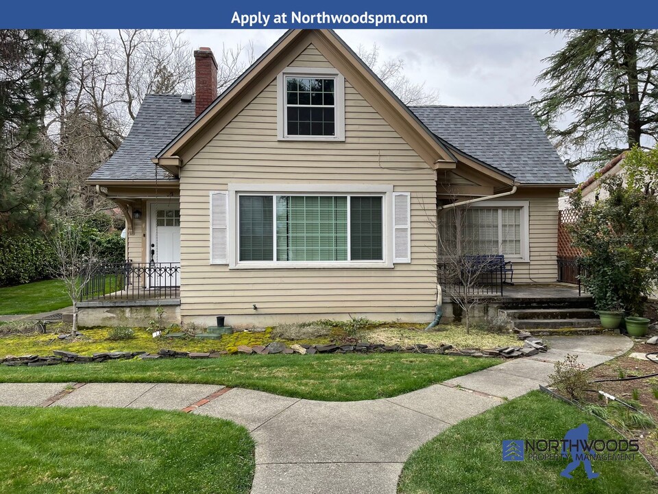 1220 E Main St in Medford, OR - Building Photo