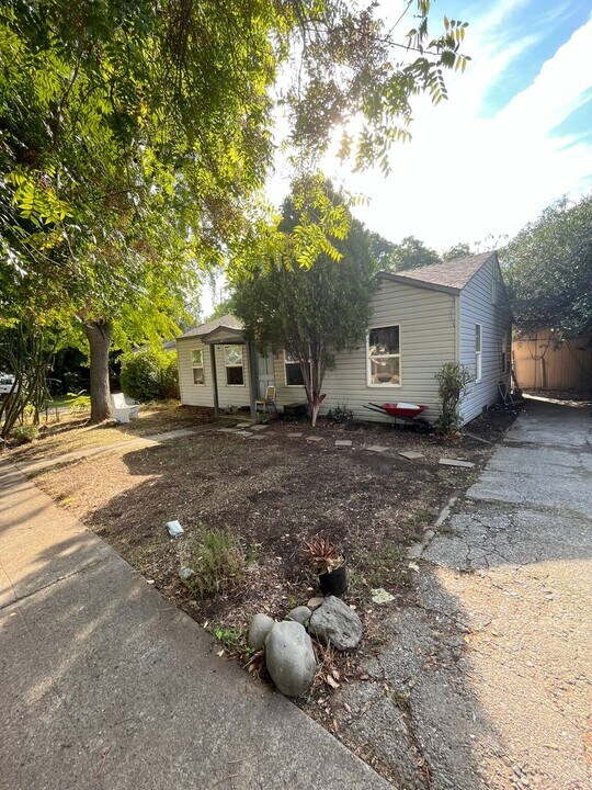 1125 Hobart St in Chico, CA - Foto de edificio