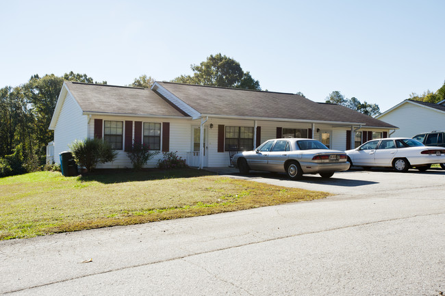 Town & Country Apartments in Commerce, GA - Building Photo - Building Photo