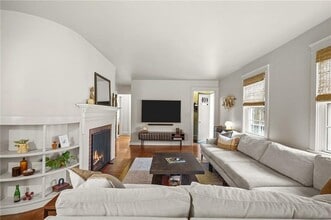 80 Lakeshore Dr in East Greenwich, RI - Building Photo - Building Photo