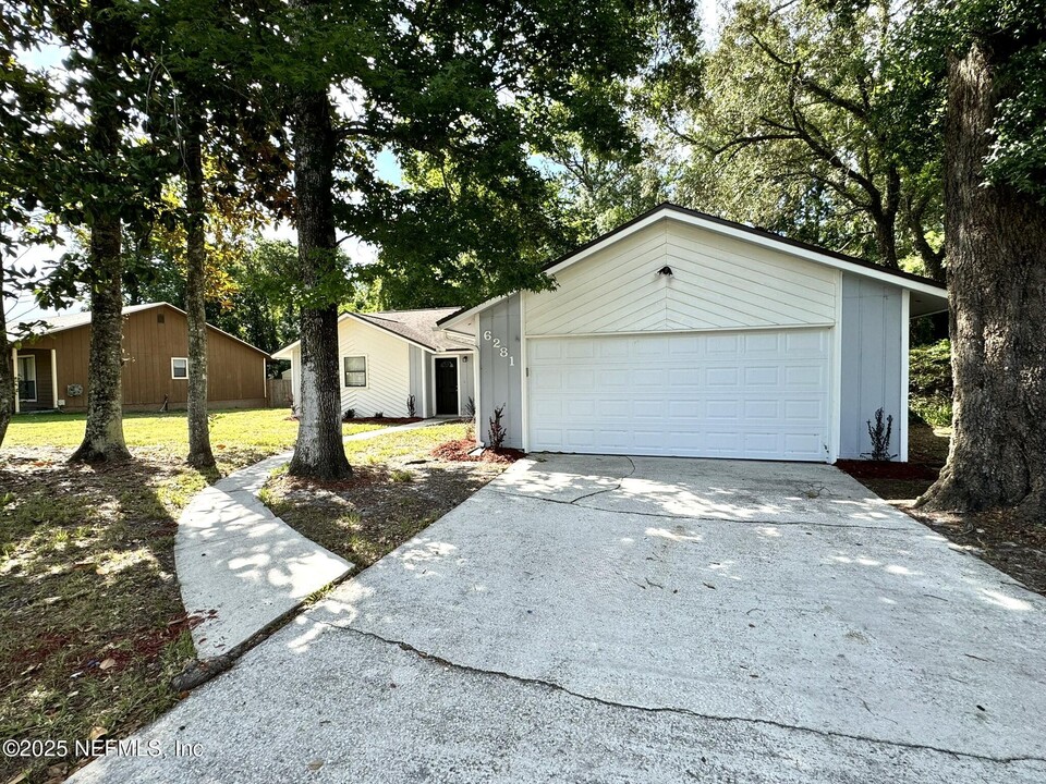 6281 Island Forest Dr in Orange Park, FL - Building Photo