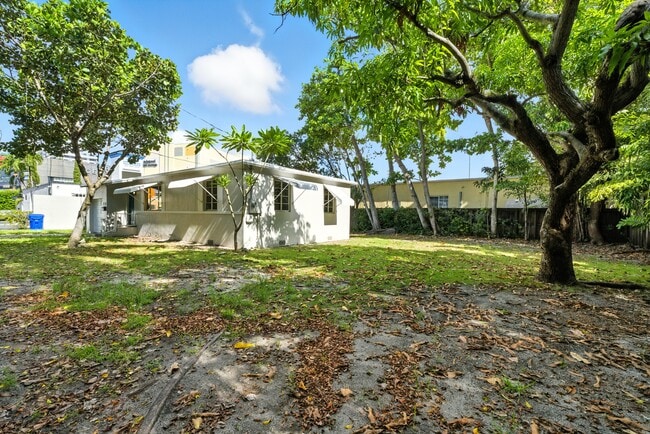 2545 Tequesta Ln in Miami, FL - Building Photo - Building Photo