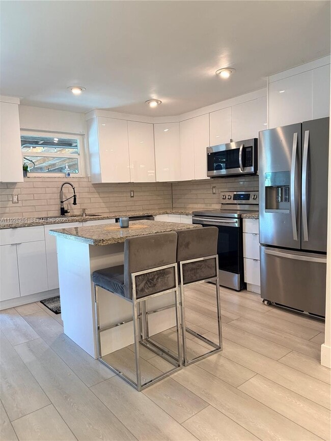 2310 N 70th Ave in Hollywood, FL - Building Photo - Building Photo