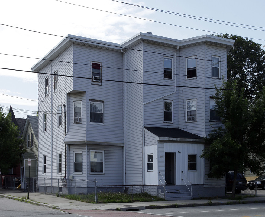 976 Cranston St in Cranston, RI - Building Photo