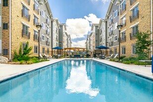 Simplicity at the Rim in San Antonio, TX - Building Photo