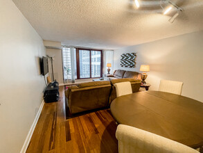 200 N Dearborn St, Unit 907 in Chicago, IL - Building Photo - Building Photo