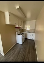 1223 N 11th Ave in Hanford, CA - Building Photo - Building Photo