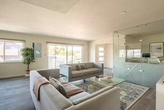 570 Boden Way in Oakland, CA - Foto de edificio - Building Photo