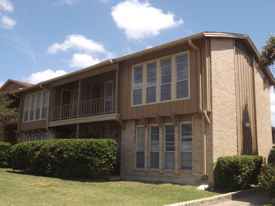 Antonian Apartments in San Antonio, TX - Building Photo