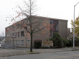 Town and Country Apartments in Seattle, WA - Building Photo