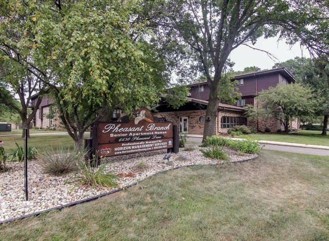 Pheasant Branch Senior Apartments in Middleton, WI - Foto de edificio - Building Photo