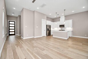 304 Chobani Ln in Houston, TX - Building Photo