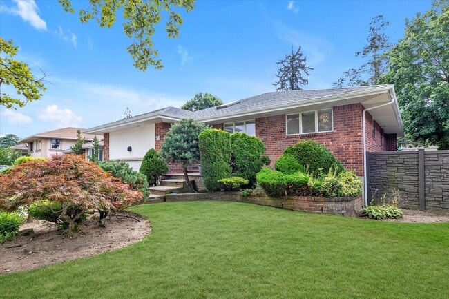 636 Diane Pl in Valley Stream, NY - Building Photo - Building Photo