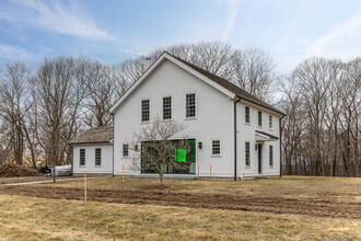 24 Old Roxbury Rd in Roxbury, CT - Foto de edificio - Building Photo