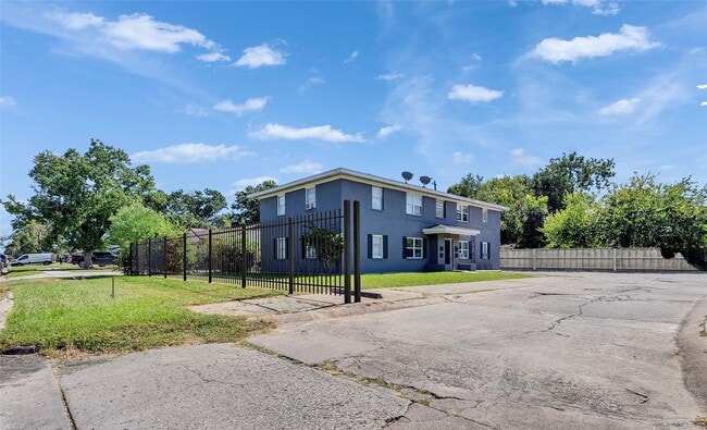 property at 7626 Pecan Villas Dr