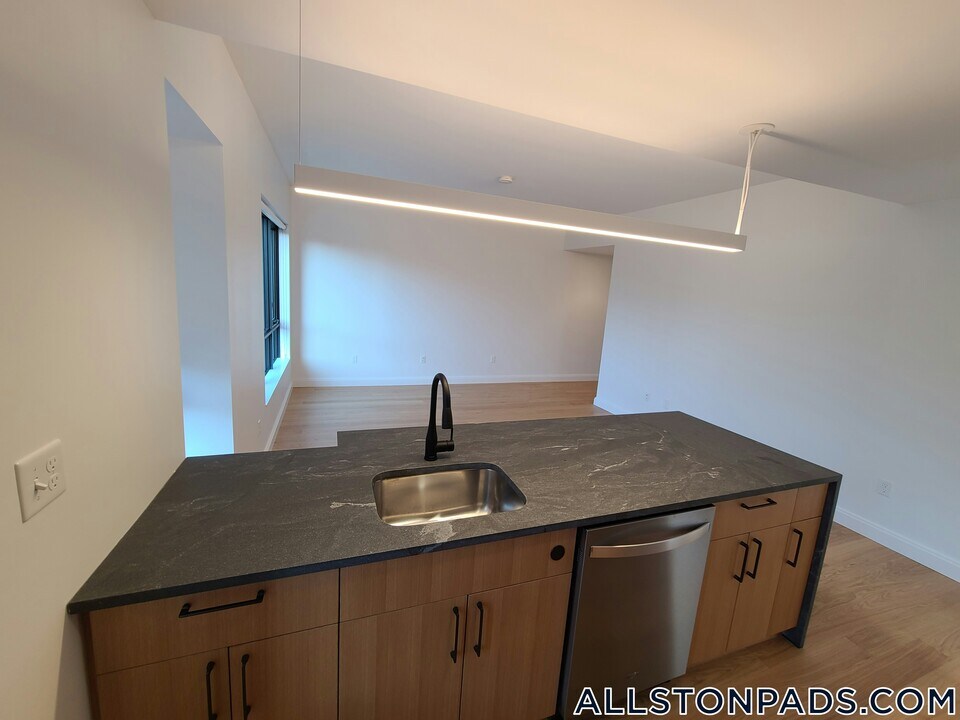 83 Gardner St, Unit 310 in Boston, MA - Foto de edificio