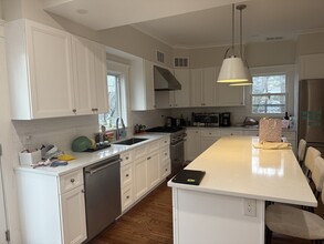 12 Manchester Rd in Brookline, MA - Foto de edificio - Building Photo