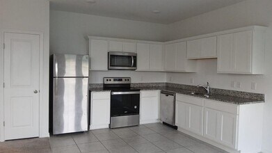 541 Madison Dr in Davenport, FL - Building Photo - Building Photo