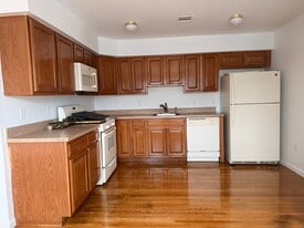 216 Amity St, Unit 2 in Elizabeth, NJ - Building Photo