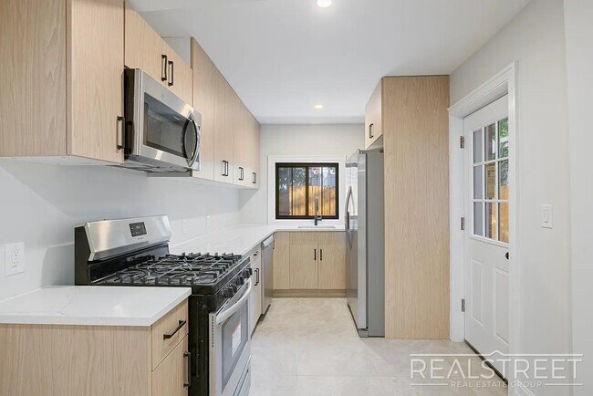Jefferson Avenue, Unit 1 in Brooklyn, NY - Building Photo - Building Photo