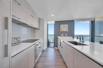 1300 S Miami Ave, Unit 4805 in Miami, FL - Foto de edificio - Building Photo