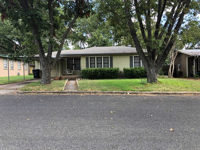 605 N Pine St in Fredericksburg, TX - Building Photo - Building Photo