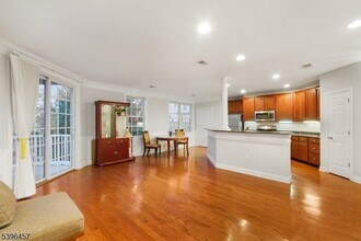 265 Victoria Dr in Bridgewater, NJ - Foto de edificio - Building Photo