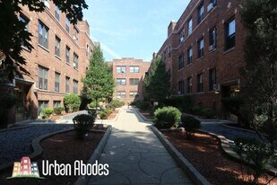 625 W Cornelia Ave, Unit A09C in Chicago, IL - Building Photo