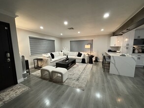 14814 Hartland St in Van Nuys, CA - Building Photo - Building Photo
