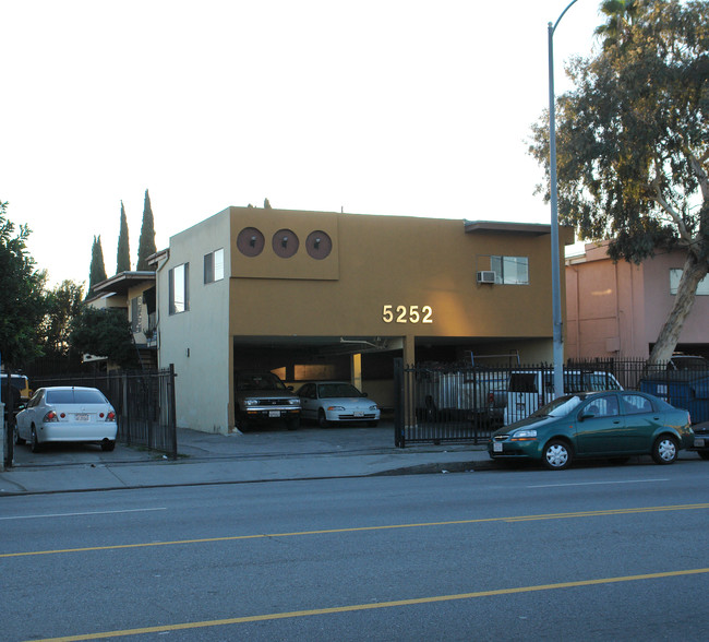 5252 Cahuenga Blvd in North Hollywood, CA - Foto de edificio - Building Photo