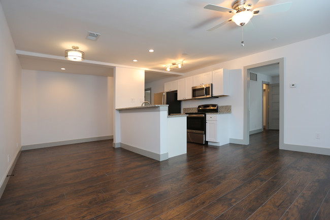 The Boxtree Apartments in Dallas, TX - Building Photo - Interior Photo