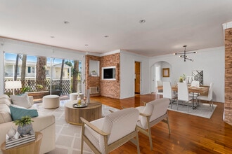 7560 Hollywood Blvd, Unit 108 in Los Angeles, CA - Foto de edificio - Building Photo