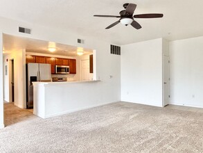 194 Albion Village Way in Sandy, UT - Foto de edificio - Building Photo