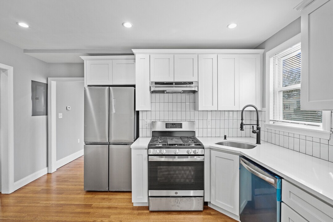 243 W Selden St, Unit 2 in Boston, MA - Foto de edificio