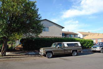 2520 NE Couch St in Portland, OR - Building Photo - Building Photo