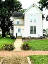 103 W 1st Ave in La Harpe, IL - Building Photo