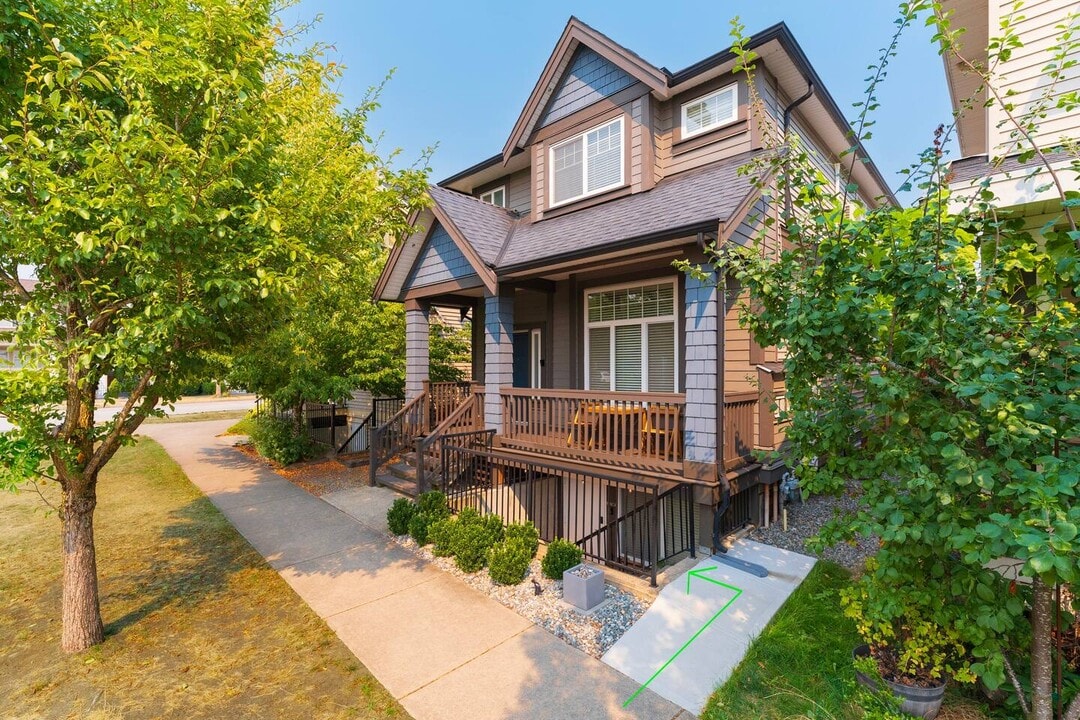 6796 191A St in Surrey, BC - Building Photo