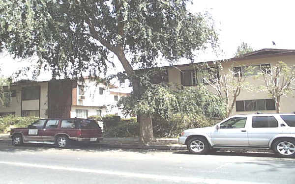 8010-8016 Owensmouth Ave in Canoga Park, CA - Building Photo - Building Photo