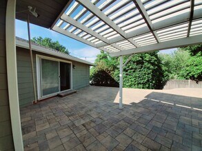 2745 Summit Dr in Hillsborough, CA - Building Photo - Building Photo