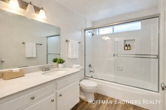 10537 Rose Ave, Unit 23 in Los Angeles, CA - Building Photo - Building Photo