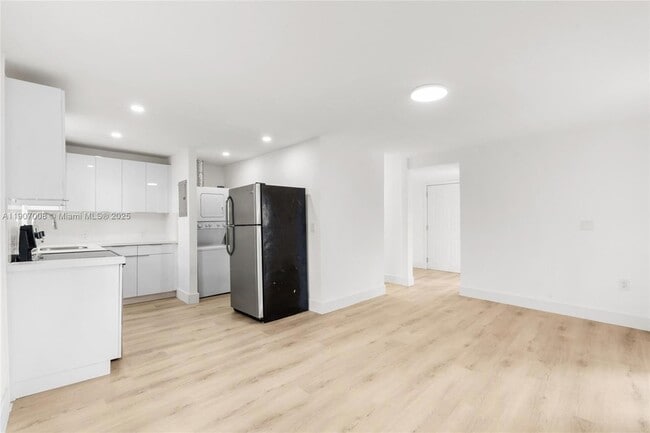 2385 SW 17th St, Unit B in Miami, FL - Foto de edificio - Building Photo