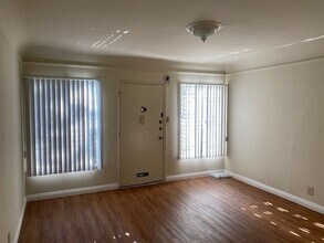 1/2 W Olympic Blvd-Unit -1005 in Los Angeles, CA - Building Photo - Building Photo